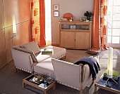 Wohnraum mit schlichter Sitzgarnitur und Highboard aus Holz