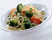Spaghettisalat mit Brokkoliröschen u. Parmaschinkenstreifen