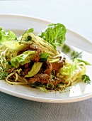 Spaghetti-Salat mit kurzgebratenen Rinderfiletstreifen u. Blattsalat