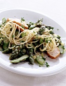 Spaghetti-Salat mit grünem Spargel, Kräutern u. Putenbrustfilet