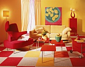 Wohnraum in rot und gelb mit Möbeln im 70er-Jahre Stil