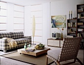 Wohnraum in Natur-und Weißtönen kariertes Sofa, Gurtgeflecht-Sessel