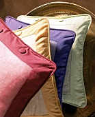 Kissenbezüge aus farbigem Organza von einem Rand aus Baumwolle gerahmt