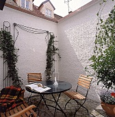Gartenmöbel in einem Hinterhof, von weißen Mauern umgeben,Efeu,Rankhilfe