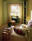 Konsoltisch vorm Fenster, Einbauschränke, gelbes Sofa,Beistelltische