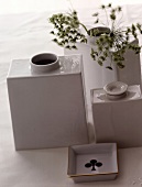 2 edle, eckige Porzellanvasen, weiß, Teedose und Schälchen