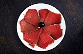 Tapas: Geräucherter Thunfisch, in Scheiben kreisförmig angeordnet