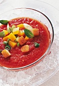 Eisgekühlte Gazpacho mit gerösteten Brotwürfeln und Paprika