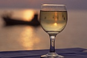 Makedonischer Weißwein mit Strand im Hintergrund