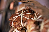 In getrocknetes Kastanienblatt gewickelter Ziegenkäse