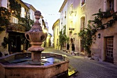 Brunnen vor dem Hotel "Auberge de la Fontaine" in Venasque