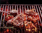 Fleisch mit Barbecuesauce auf dem Grill