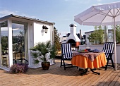 Dachterrasse mit Kamin und Holz fußboden.