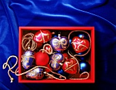 Weihnachtschmuck - Kugeln u. Herzen in blau-gold-rot