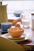 Gedeckter Frühstückstisch, Schale mit Cornflakes im Vordergrund