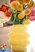 gelbe Blumenvase mit Ranunkeln, close-up