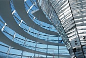 Reichstag Berlin: Innenaufnahme der Kuppel mit Reflektoren und Rampe