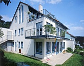 Weißes Wohnhaus für sechs Familien Fensterrahmen in Blau