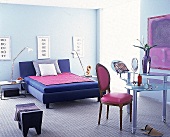 Schlafzimmer kühl und elegant: grau,blau u. pink, Glastisch