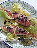 Rotbarbe auf Kopfsalat mit flüssiger Butter und Lavendelblättern