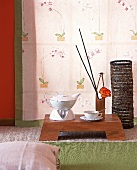Ikebana-Tisch mit Tea-Service u. Bambusvase