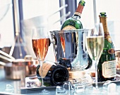Drei Flaschen "Laurent-Perrier" Champagner, Sektkühler, Gläser
