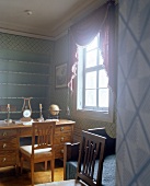 Weimar, Schiller Haus, Schreibtisch am Fenster in der Mansarde