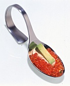 Löffel mit Kaviar Dip und einem Stück Avocado (Amuse-gueules)