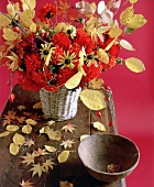 Leuchtender Herbststrauß mit Farben der Saison auf einem Holztisch
