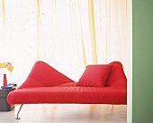 Rotes Sofa mit 2 beweglichen Ecken und Kissen