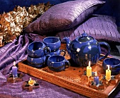blaues Teeservice auf einem Tablett Kissen, brennende Kerzen