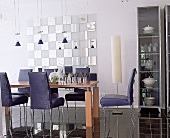 Eßzimmer mit 6 schmalen Stühlen mit blauem Lederbezug, Holzeßtisch