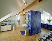 Badezimmer mit blauer Waschsäule mit feststehenden Glaselementen