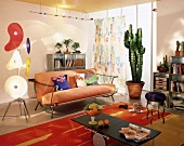 Wohnzimmer im jungen Design mit bizarr geformten Pflanzen im Topf