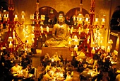 Eine große Buddha-Figur steht in der Mitte der "Buddha-Bar"