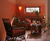 Raum mit Korbmöbeln und Bodenfliesen Tapete in Rottönen
