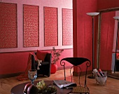 Raum in Rottönen tapeziert, mit Ornament-Bildern dekoriert