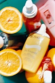 Verschiedene Pflegeprodukte mit Zitrusaromen, halbierte Orangen