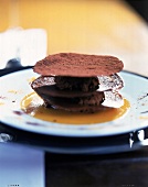 Dessert: Gebäck mit Mangopüree u. Mouse au chocolat