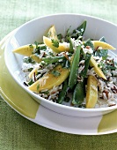 Reissalat mit Zuckerschoten und Mango.