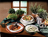 Verschiedene Gerichte mit Kräutern: Rippchen, Kartoffelsalat