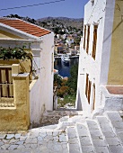 Blick aus der Oberstadt auf den Hafen von Symi, Griechenland