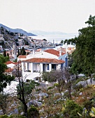 Blick vom Hang auf eine Villa über der Bucht von Symi, Griechenland
