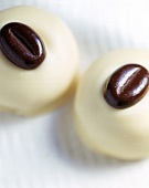 Eine Bohne krönt "Manon choco café", mit weißer Schokolade