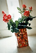 In einer Vase aus Tiffany-Glas stecken Rosen