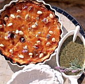 Spanischer Aprikosenkuchen mit Honig -Lavendel-Sauce.