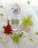 Glaskaraffen mit eleganten Flaschenstöpseln in Calla bzw.Lilienblüten.