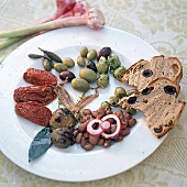 Italienische Vorspeise: Oliven,getr. Tomaten, Bohnen u. Artischocken.