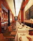 Blick in den langen,schmalen Speisesaal des Restaurants "Vau"