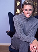 Frau trägt Turtleneck-Pullover in perlgrau a. Cashmere,Doubleface-Rock